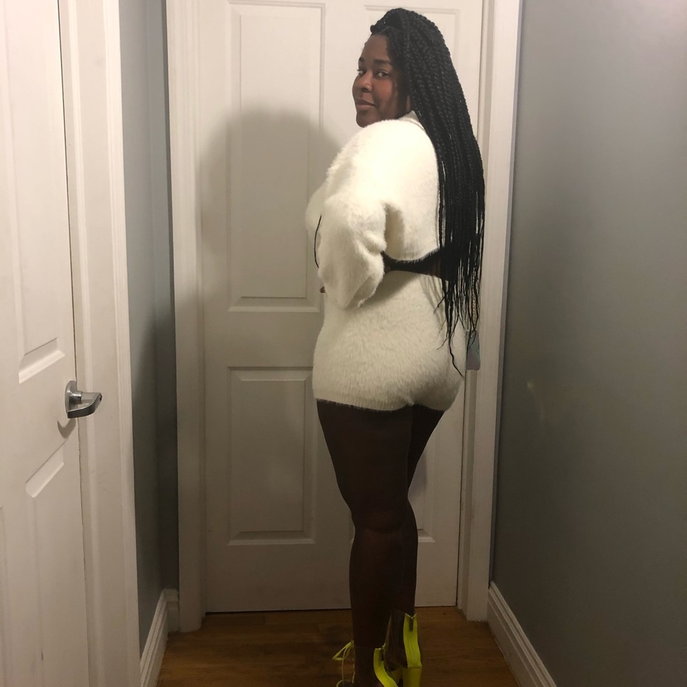 Short Sweater Set - Picture 4 of 5